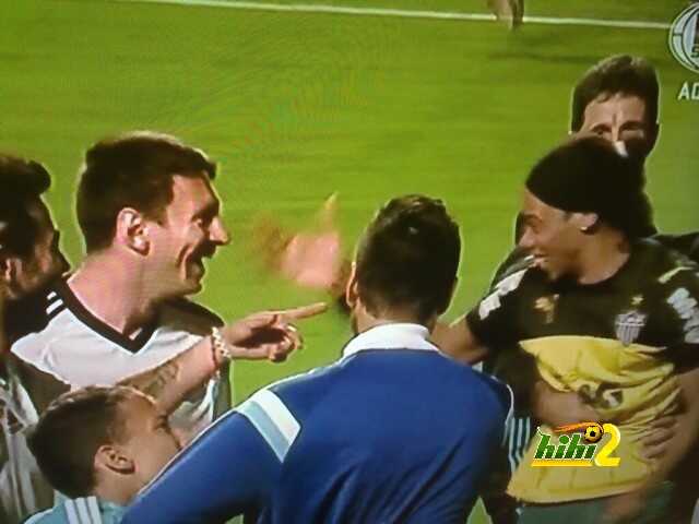 شاهد شبيه رونالدينهو وردة فعل ميسي بعد أن رأه