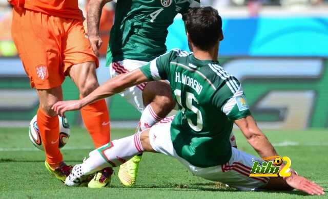 صور : نجم المنتخب المكسيكي يصاب بكسر في ساقه ..!