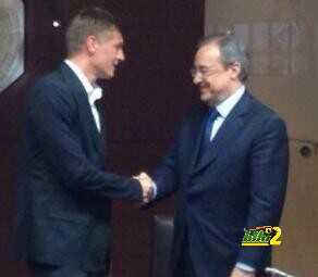 صور : شاهد كروس لحظة توقيعه على عقد انضمامه لريال مدريد