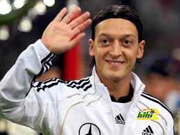 صورة : أوزيل يتابع مباراة ريال مدريد وشالكة !
