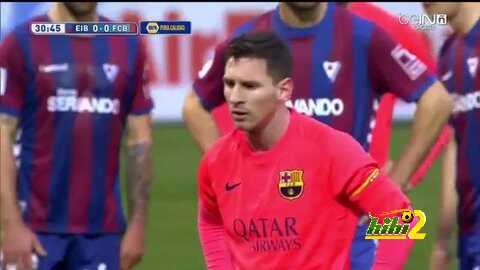 الحكم يحتسب ركلة جزاء لبرشلونة بعد لمسة يد للاعب ايبار ..!