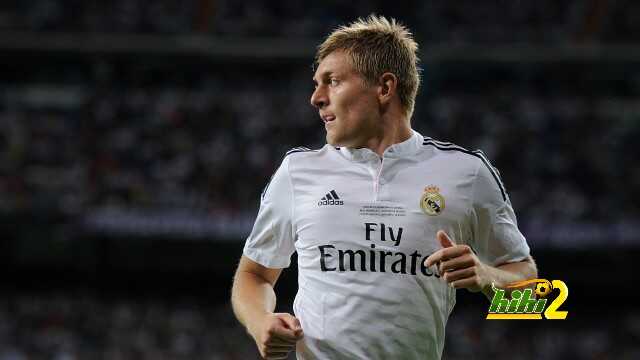 صورة : كروس يتسلم جائزة أفضل لاعب ألماني عن عام 2014