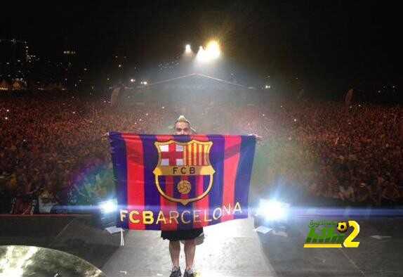 صور : المغني الشهير روبي ويليامز يرفع علم برشلونة في حفله الغنائي