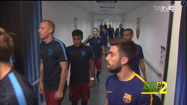 صور : لاعبو برشلونة في طريقهم لخوض عمليات الاحماء