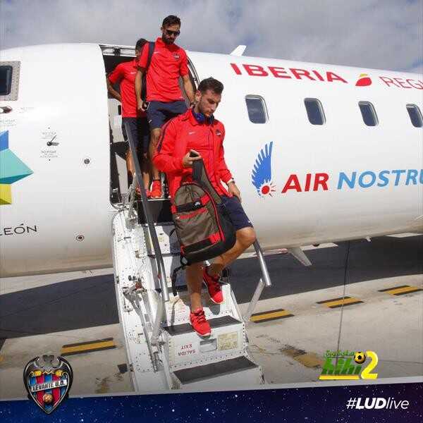 صور : لاعبو ليفانتي يصلون برشلونة