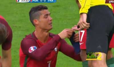 صورة : كريستيانو رونالدو يغادر أرضية الملعب بسبب الإصابة !