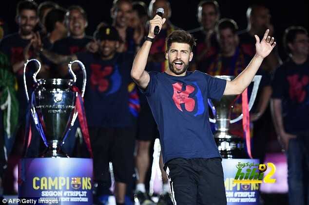 لاعبو برشلونة يستقبلون بيكيه بالتصفيق بعد هجومه على ريال مدريد