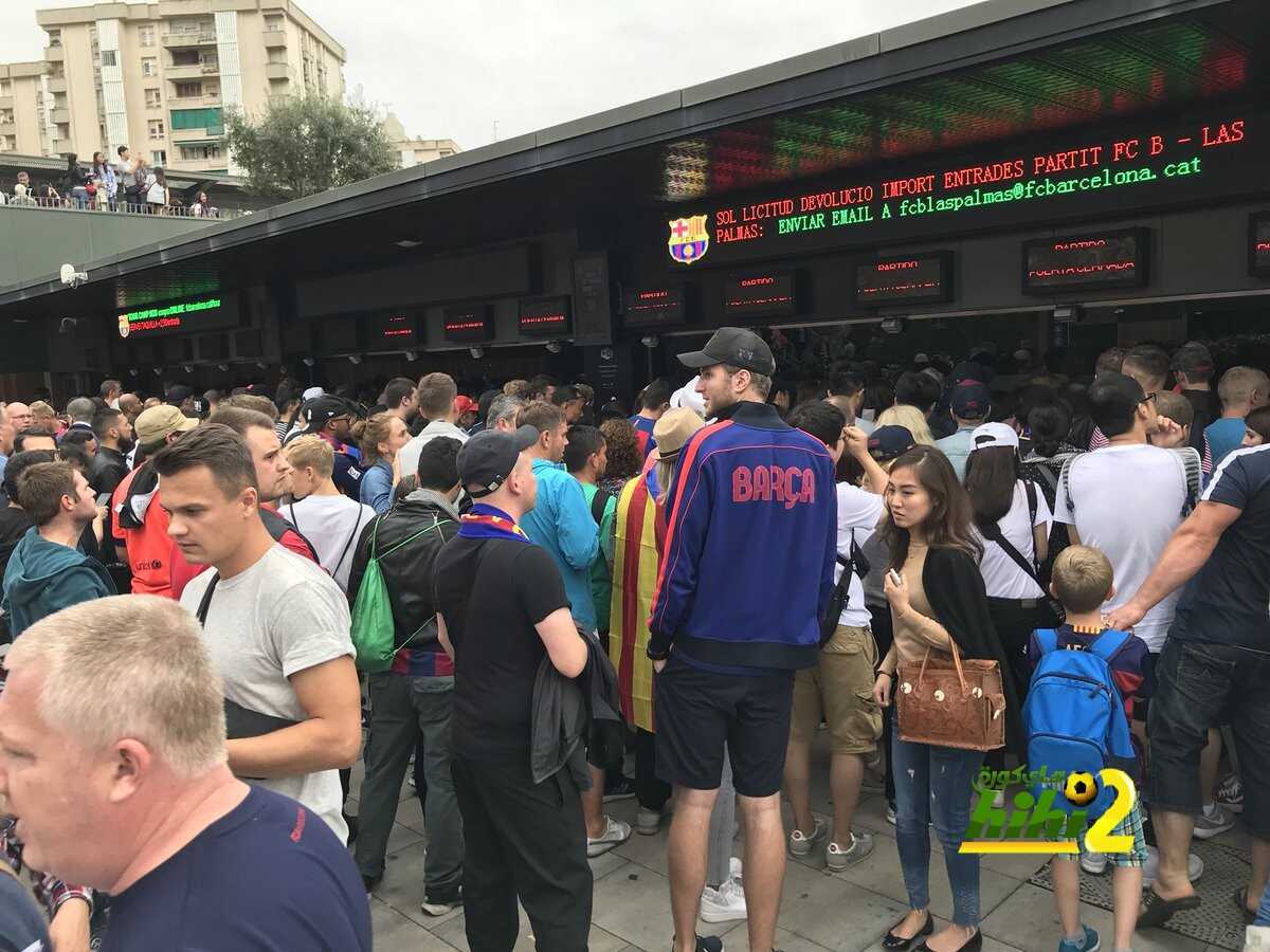 صور : ازدحام أمام الكامب نو لاستعادة ثمن التذكرة
