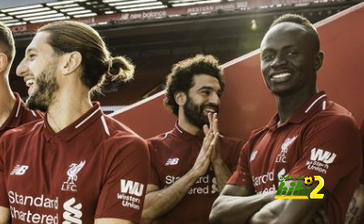صورة : لاعبو ليفربول يعلنون عن قميص الموسم المقبل