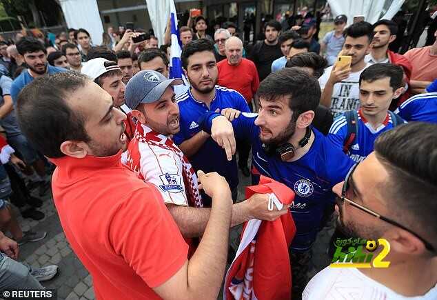 مشادة بين جماهير ارسنال وتشيلسي ونقل المصابين للمستشفى
