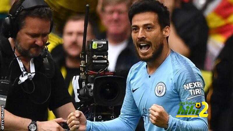 نجم المان سيتي يحدد موعد تعليق الحذاء