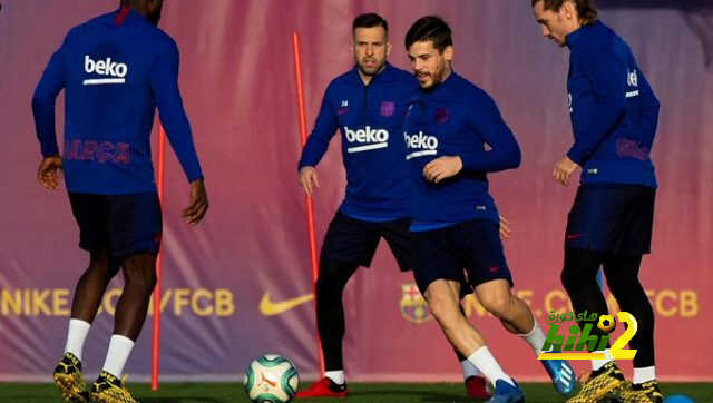 كارليس بيريز يتدرب مع برشلونة وينتظر تحديد مستقبله
