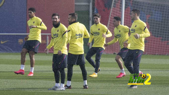 فيدال يغيب عن مران برشلونة ليزيد من أوجاع سيتين