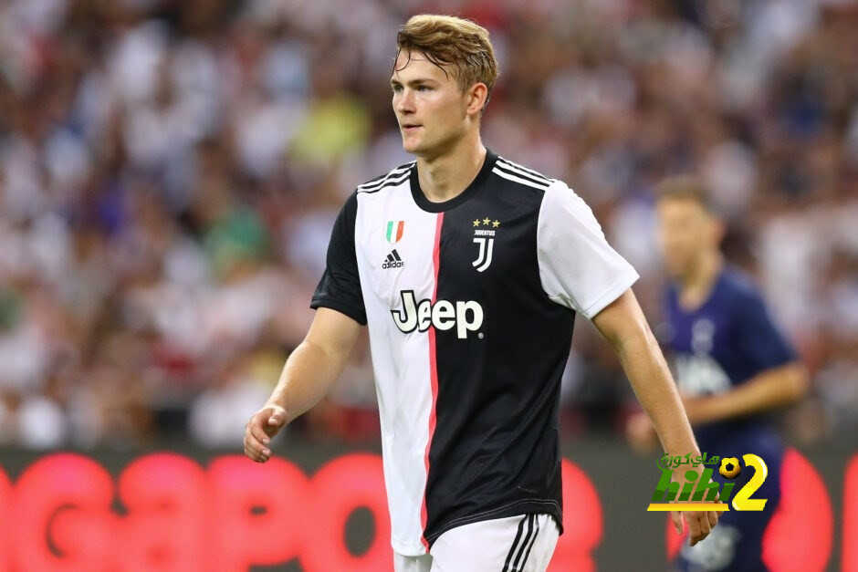 دي ليخت : برشلونة تسبب في اختلاف مهام المدافعين