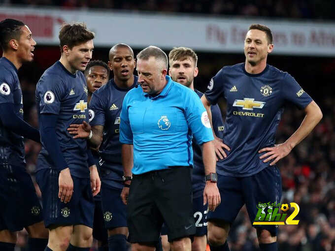 الكشف عن حكم قمة مانشستر يونايتد وتوتنهام بالبريميرليج