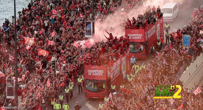 ليفربول يحتفل بالدوري في شوارع مدينته