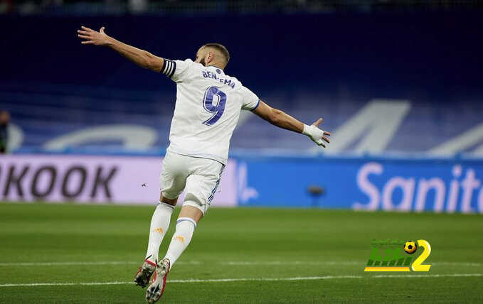بنزيما يعادل برشلونة