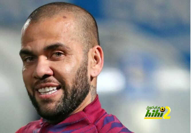 فيديو: داني ألفيس يحرج لاعبي برشلونة في مرانه الأول!