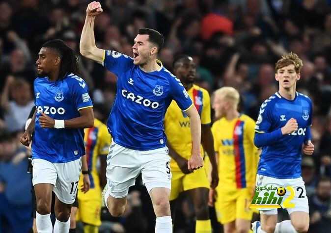 فيديو: من أجل البقاء .. مشجعة إيفرتون تتحدى لاعب كريستال بالاس!