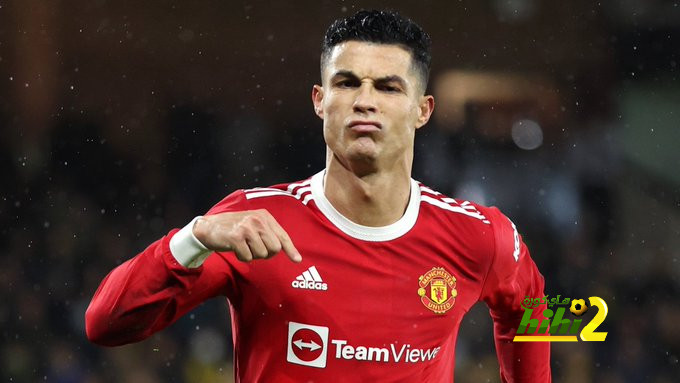مدرب بسبعة القاب متواضعة يطلب الاعتذار من لاعب رصيده 33 لقبا كبيرا