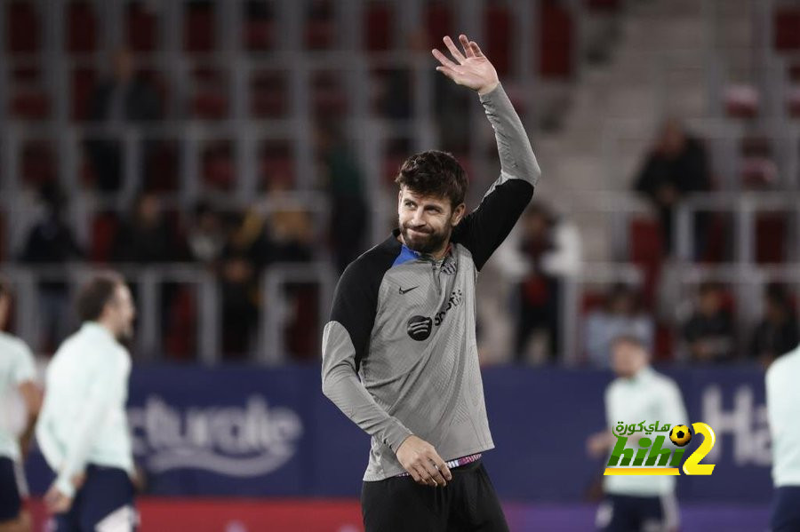 سب بيكيه للحكم مانزانو منحه صك رئاسة برشلونة !