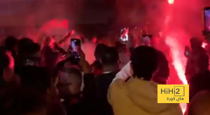 جمهور برشلونة يشعل الأجواء في محيط ملعب مونتجويك قبل لقاء بورتو