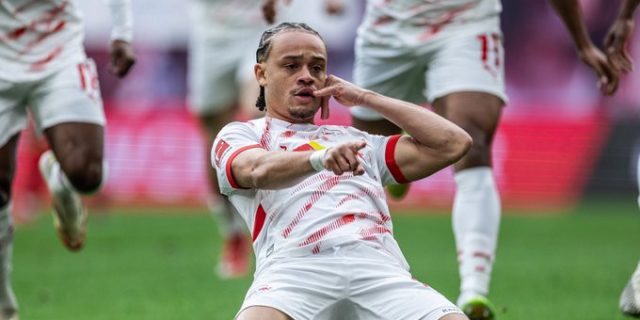 مانشستر يونايتد يواصل مراقبة سيمونز رغم الصعوبات المالية