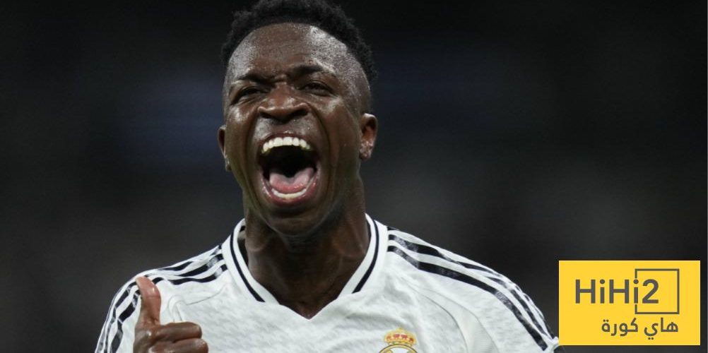 جماهير برشلونة تستفز فينيسيوس بكرة شاطئية.. واللاعب يرد