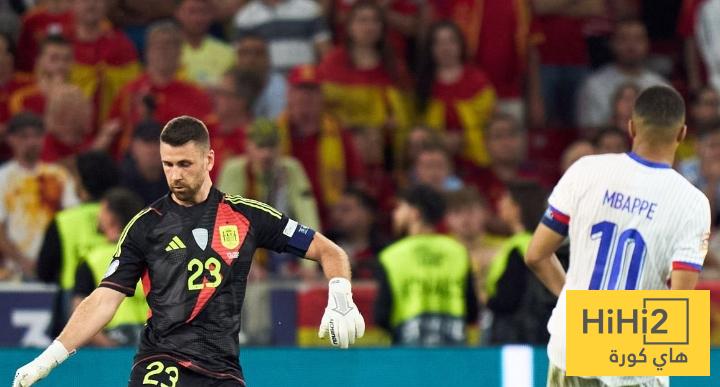أوناي سيمون يقترب من معادلة اساطير منتخب إسبانيا