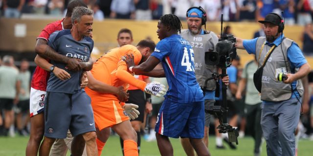 إنريكي مهدد بالإيقاف بعد الاعتداء على لاعب تشيلسي