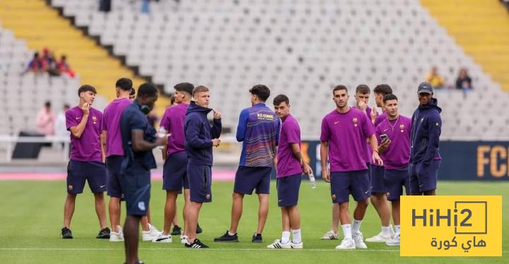 لاعبو برشلونة يتفقدون أرضية ملعب مونتجويك قبل مباراة سوسيداد.. صورة