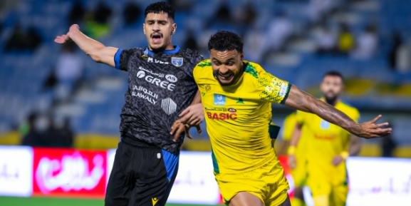 لاعب الخليج يبهر الجماهير