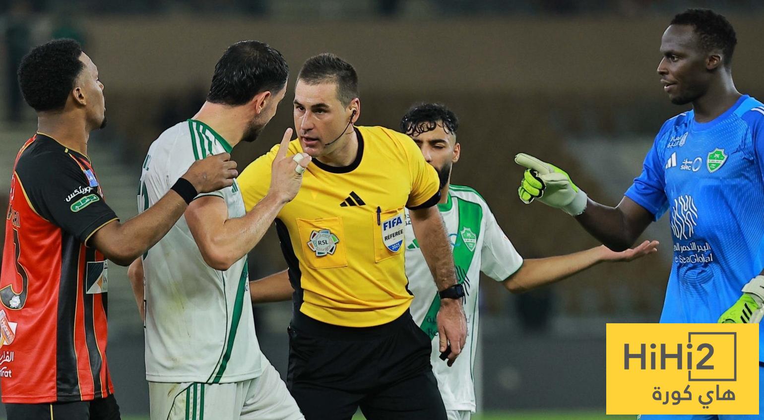 خبير تحكيمي يحسم الجدل حول ركلة جزاء الأهلي أمام الرياض !
