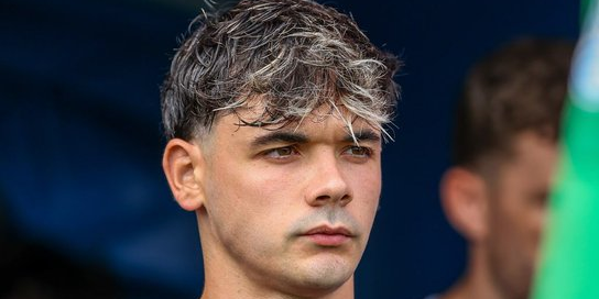 جوان أنايا.. الظهير الشاب الذي يستفيد من أزمة الإصابات في برشلونة أتلتيك