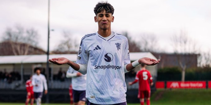 برشلونة يراقب موهبة مانشستر يونايتد