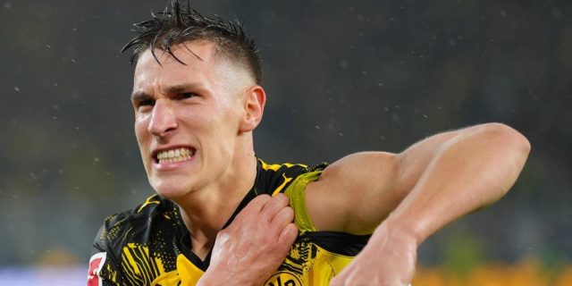 ظهير دورتموند ينتظر عروض الريال وبرشلونة والبايرن