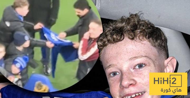 مشجع ايفرتون يفاجئ أرتيتا.. صورة