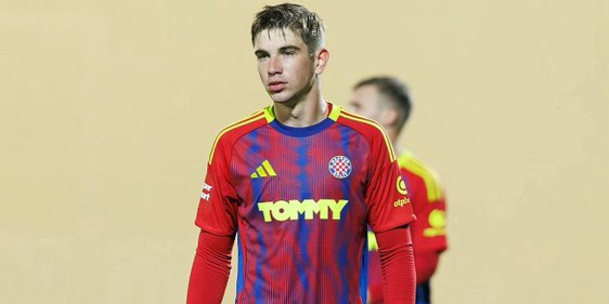 برشلونة يراقب موهبة كرواتية في قلب الدفاع