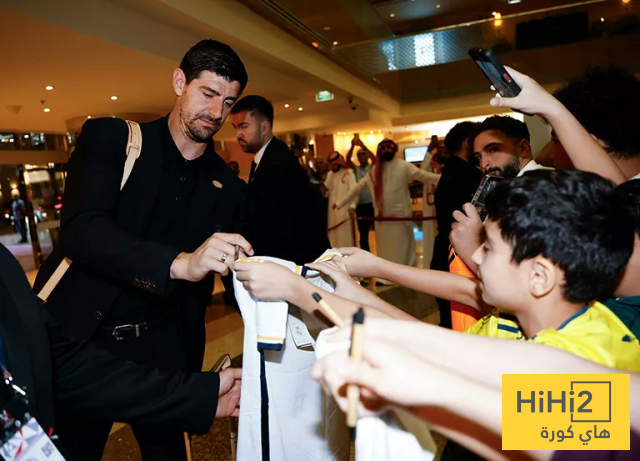 صور .. لاعبو ريال مدريد يوقعون للجماهير فور وصولهم لفندق الاقامة بجدة 20 صور .. لاعبو ريال مدريد يوقعون للجماهير فور وصولهم لفندق الاقامة بجدة 19