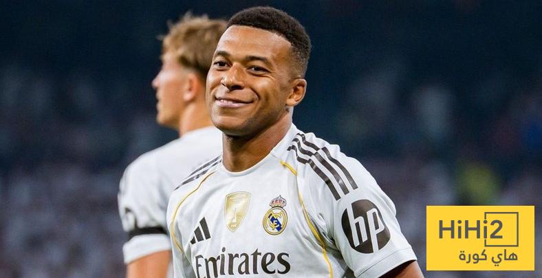 صور – مبابي يوقع للجماهير فور وصوله إلى جدة