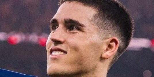 صور : كوبراسي يشير للجماهير بحركة قذره بعد اللقاء