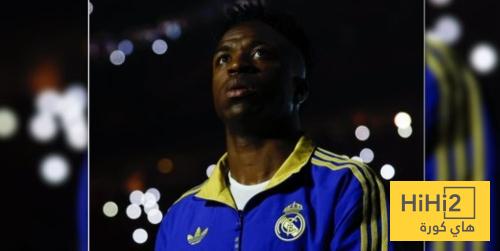 صور لحظة القاء الموز على فينيسيوس