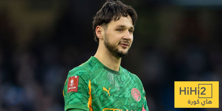 ترافورد يقيم مستقبله مع السيتي في الصيف