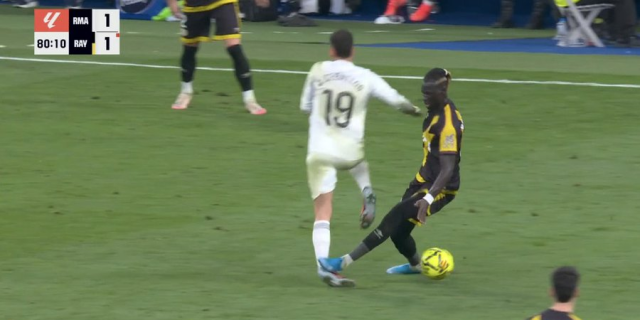 لاعب رايو يعترف: تدخلي على سيبايوس كان يستحق بطاقة حمراء