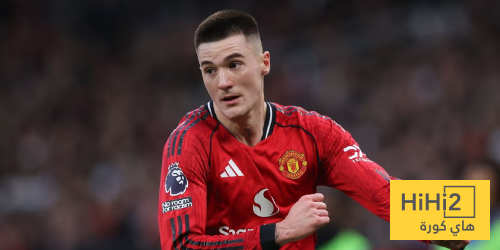 أسطورة مانشستر يونايتد يشيد بسيسكو