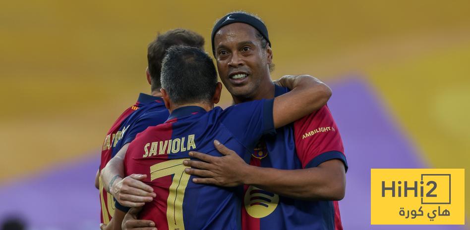 رونالدينيو بقميص برشلونة في كلاسيكو الأساطير بكوستاريكا