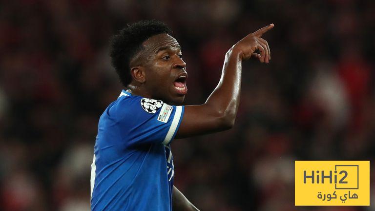 في الكورة : أسطورة بنفيكا يتضامن مع فينيسيوس!