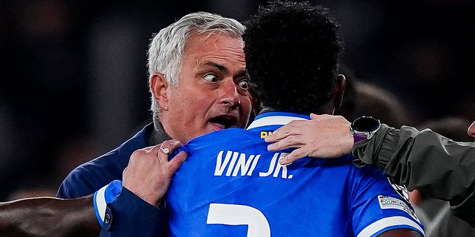 أديبايور يعلق على تصريحات مورينيو ضد فينيسيوس