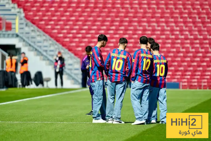 لماذا ارتدى لاعبي برشلونة قميص رونالدينيو قبل مباراة فاليكانو؟