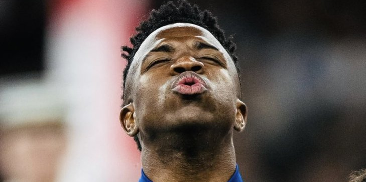 فينيسيوس : البرازيل ليست المرشحة الأبرز لكأس العالم